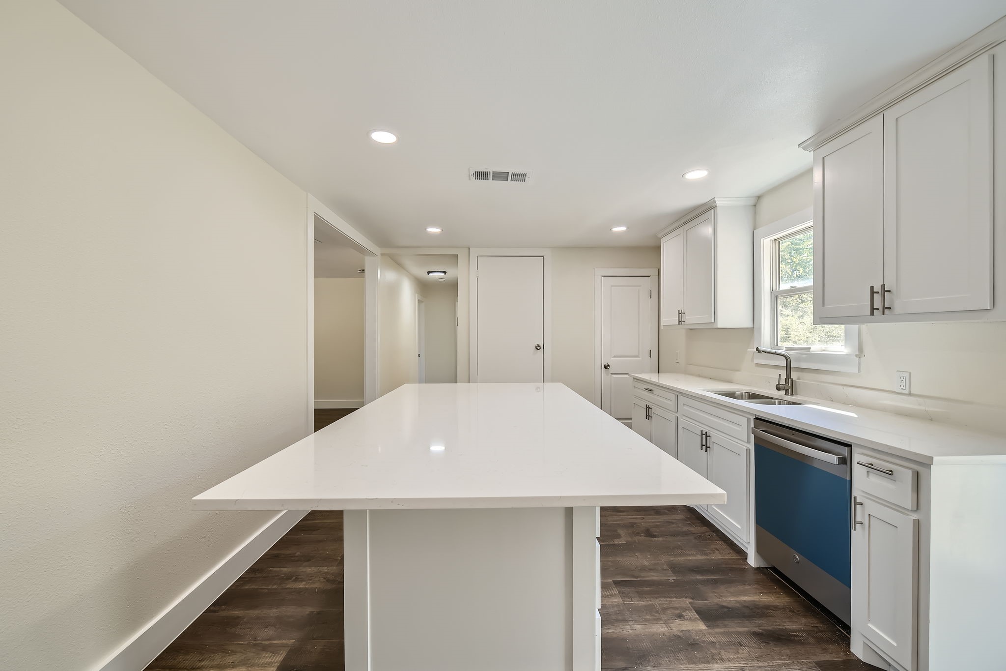2213 Lakeshore Lane
