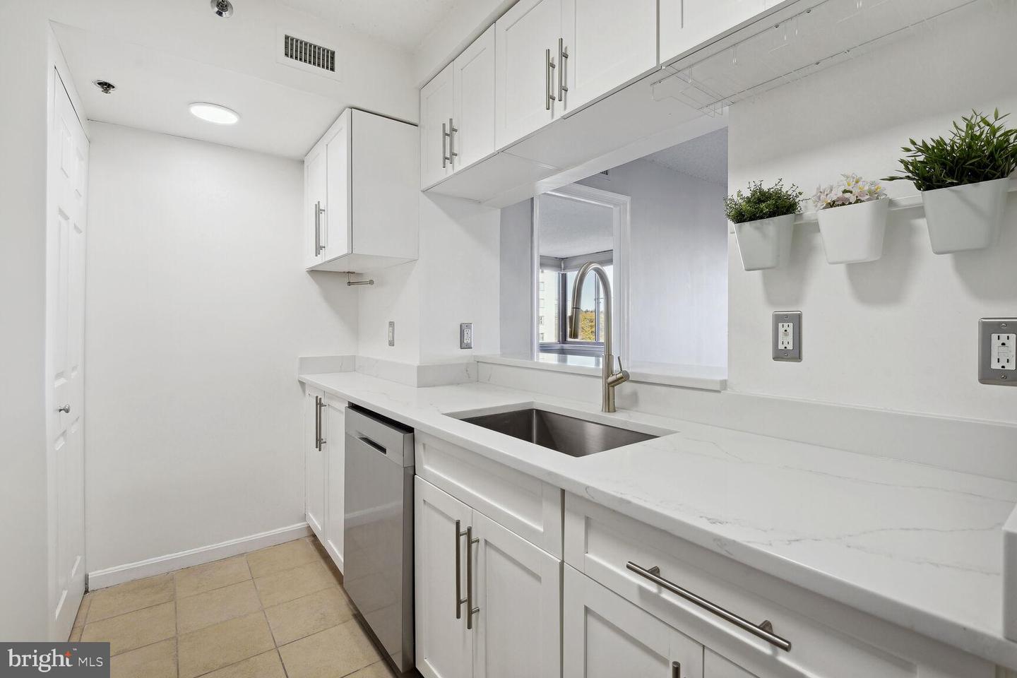 10101 Grosvenor Pl #715