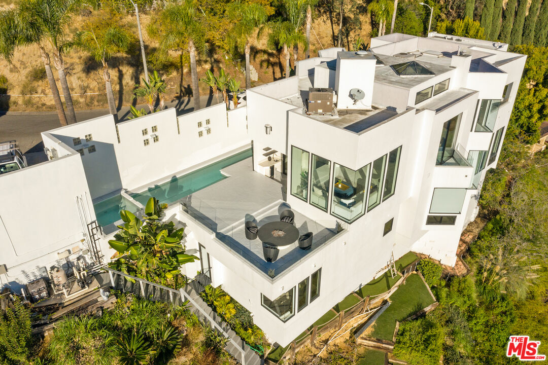 2231 Sunset Plaza Dr