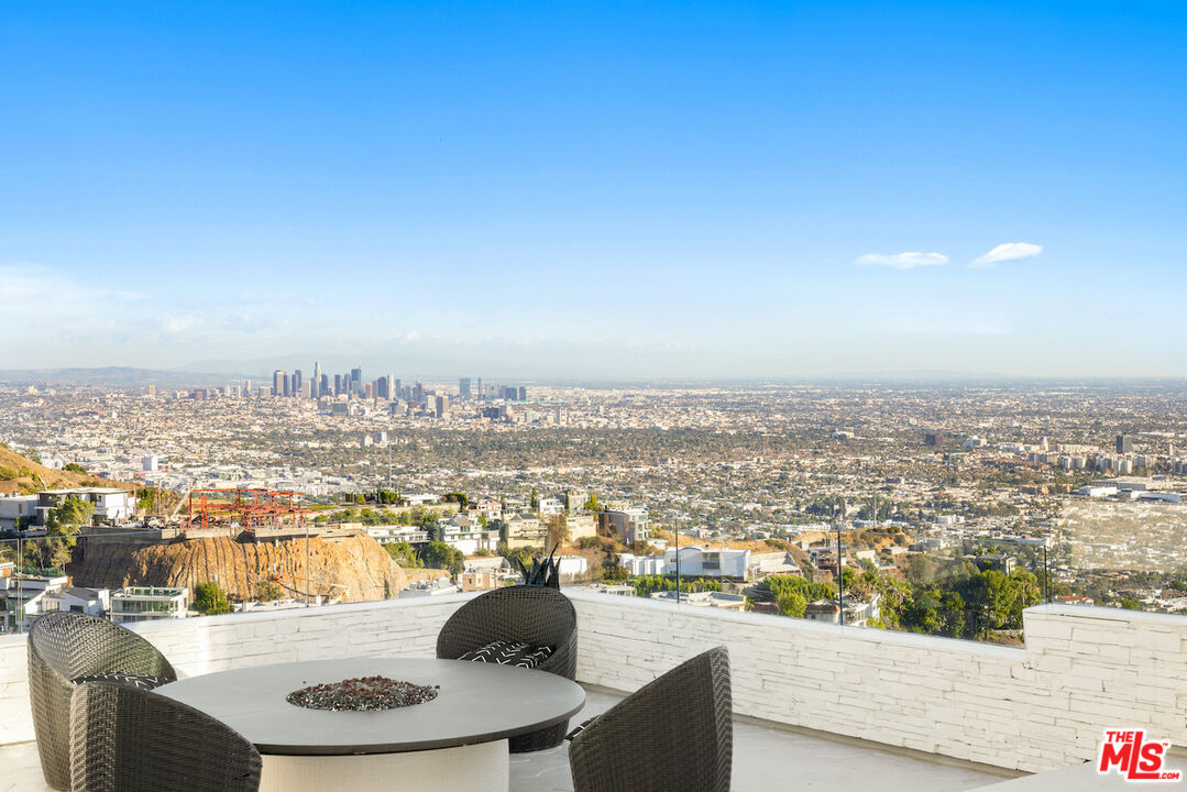2231 Sunset Plaza Dr