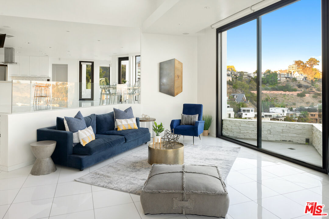2231 Sunset Plaza Dr