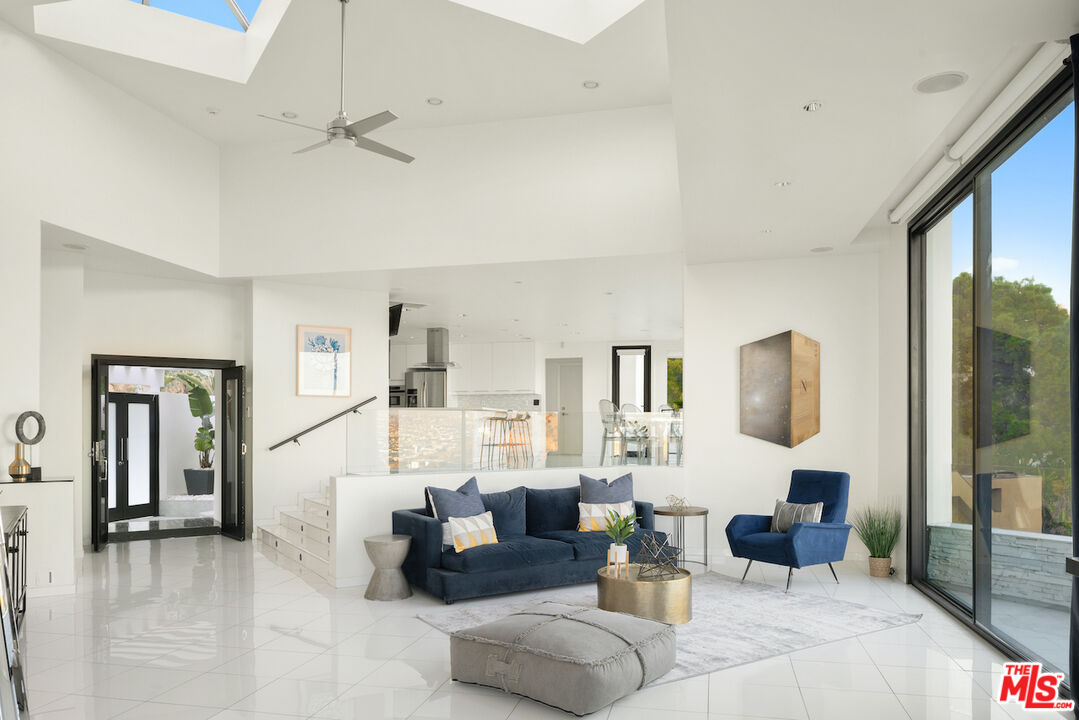 2231 Sunset Plaza Dr
