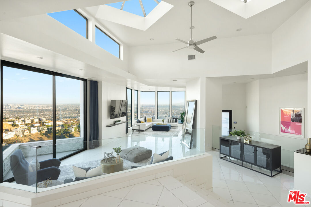 2231 Sunset Plaza Dr