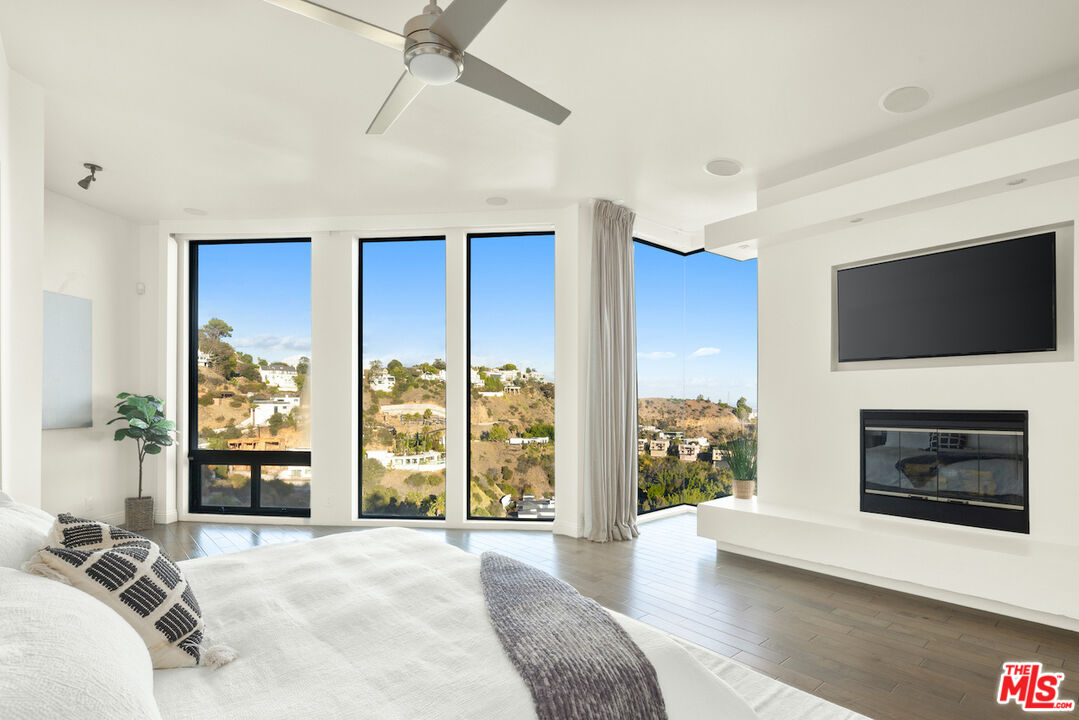 2231 Sunset Plaza Dr