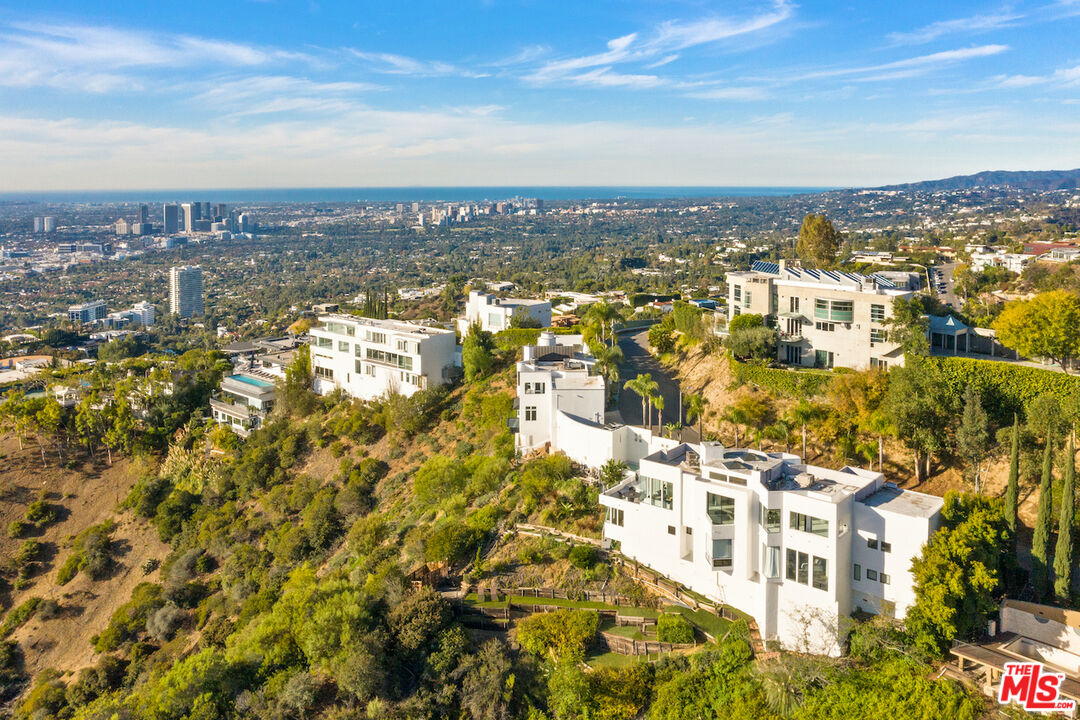 2231 Sunset Plaza Dr