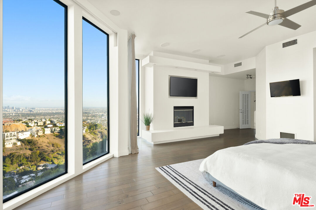 2231 Sunset Plaza Dr