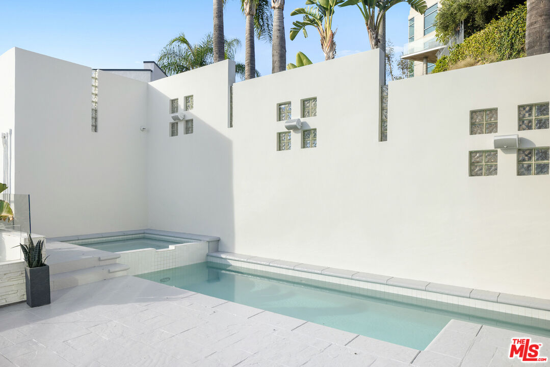 2231 Sunset Plaza Dr