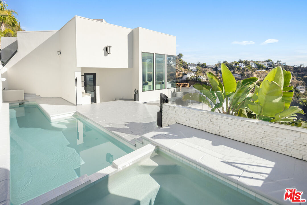 2231 Sunset Plaza Dr