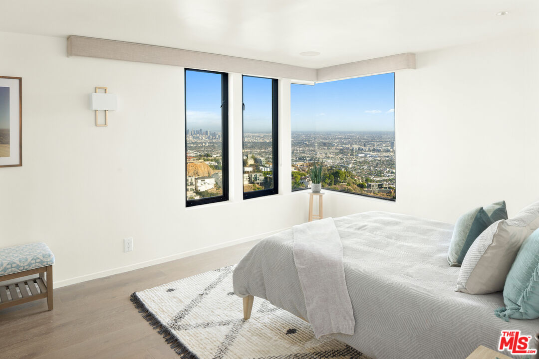 2231 Sunset Plaza Dr