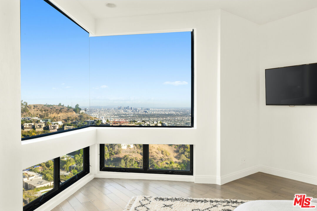 2231 Sunset Plaza Dr
