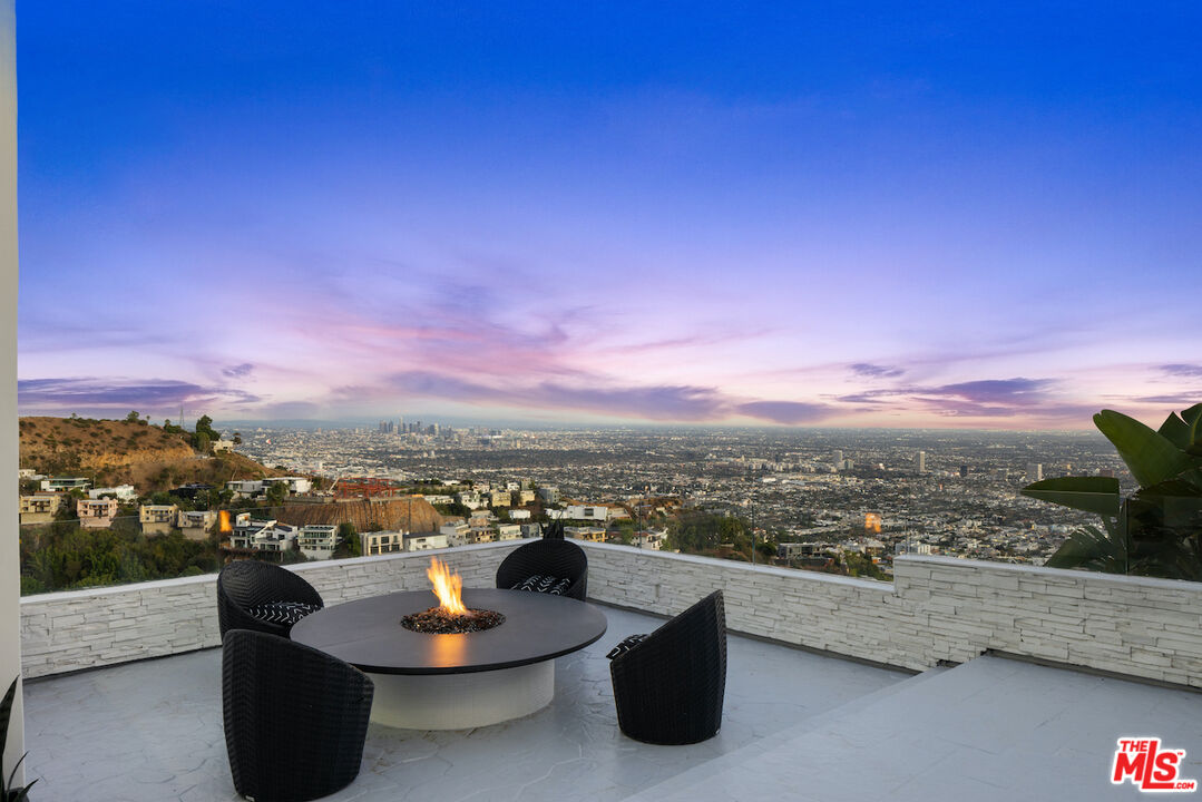 2231 Sunset Plaza Dr