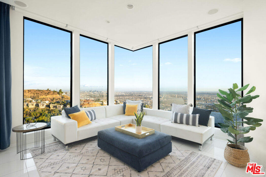 2231 Sunset Plaza Dr