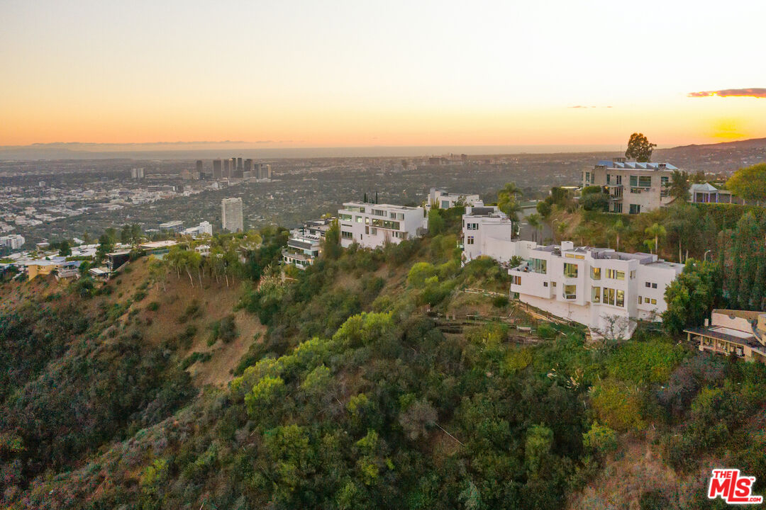 2231 Sunset Plaza Dr