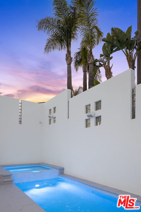 2231 Sunset Plaza Dr
