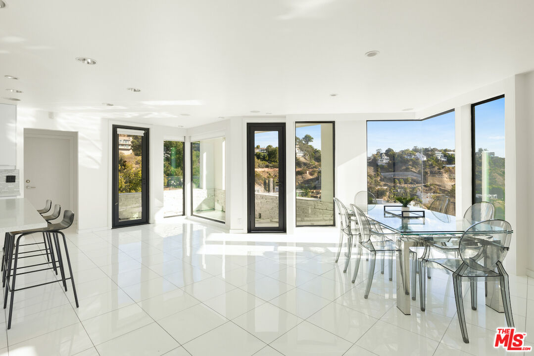 2231 Sunset Plaza Dr