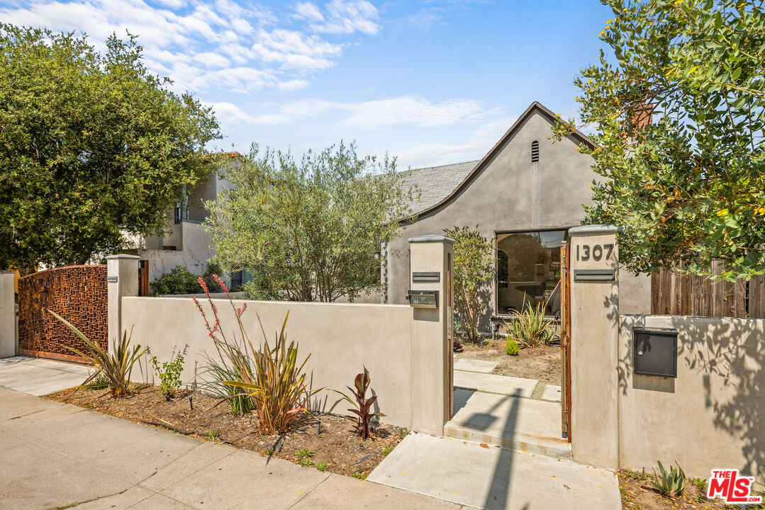 1307 Hauser Blvd