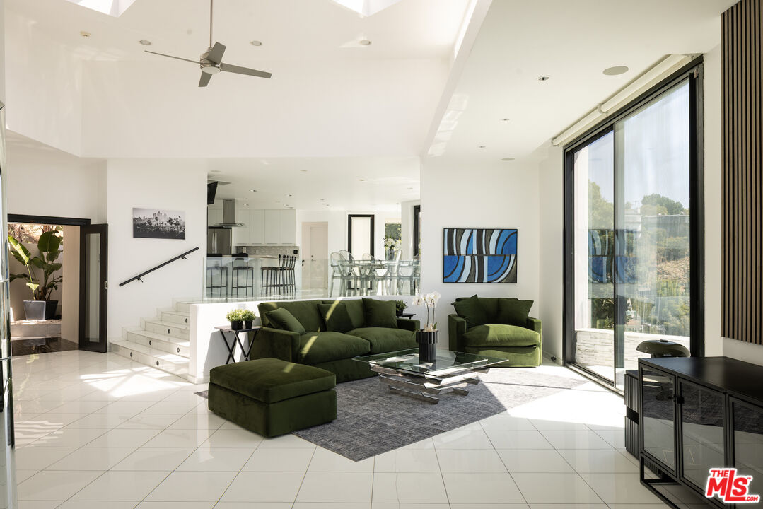 2231 Sunset Plaza Dr
