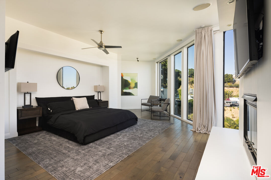 2231 Sunset Plaza Dr