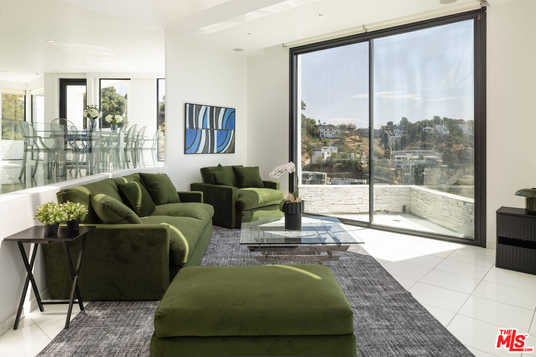 2231 Sunset Plaza Dr