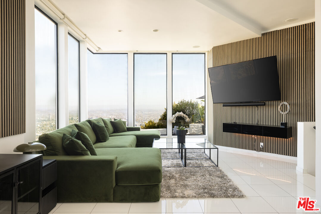 2231 Sunset Plaza Dr