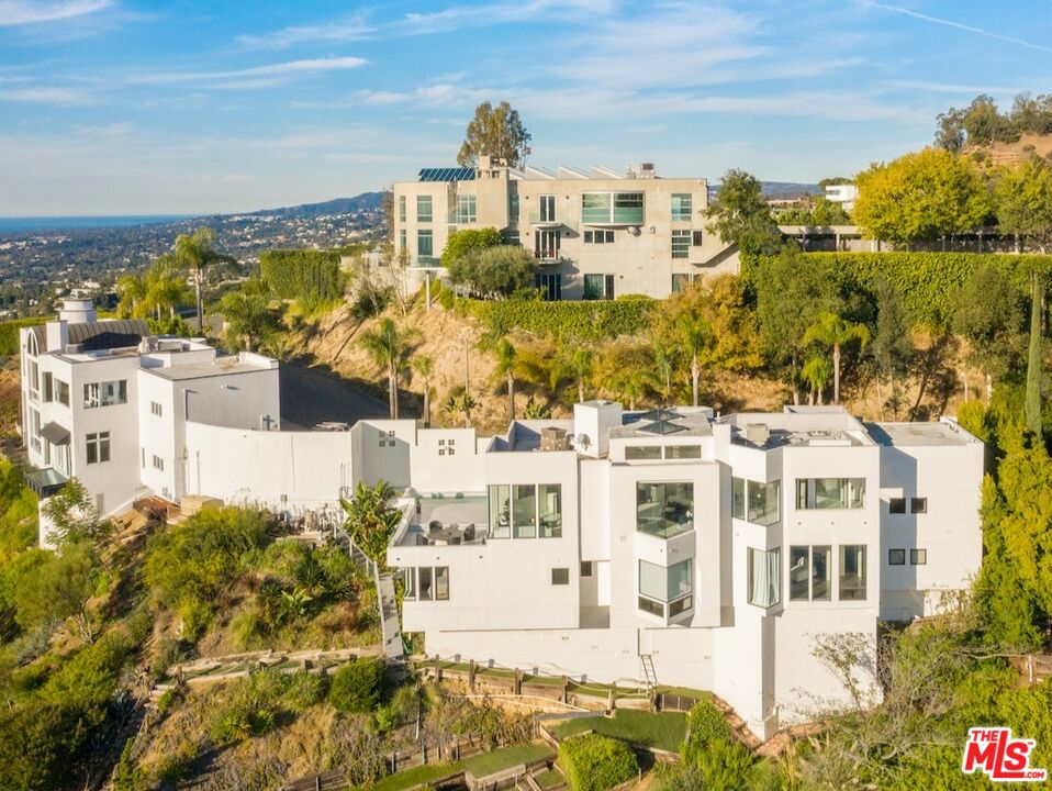 2231 Sunset Plaza Dr
