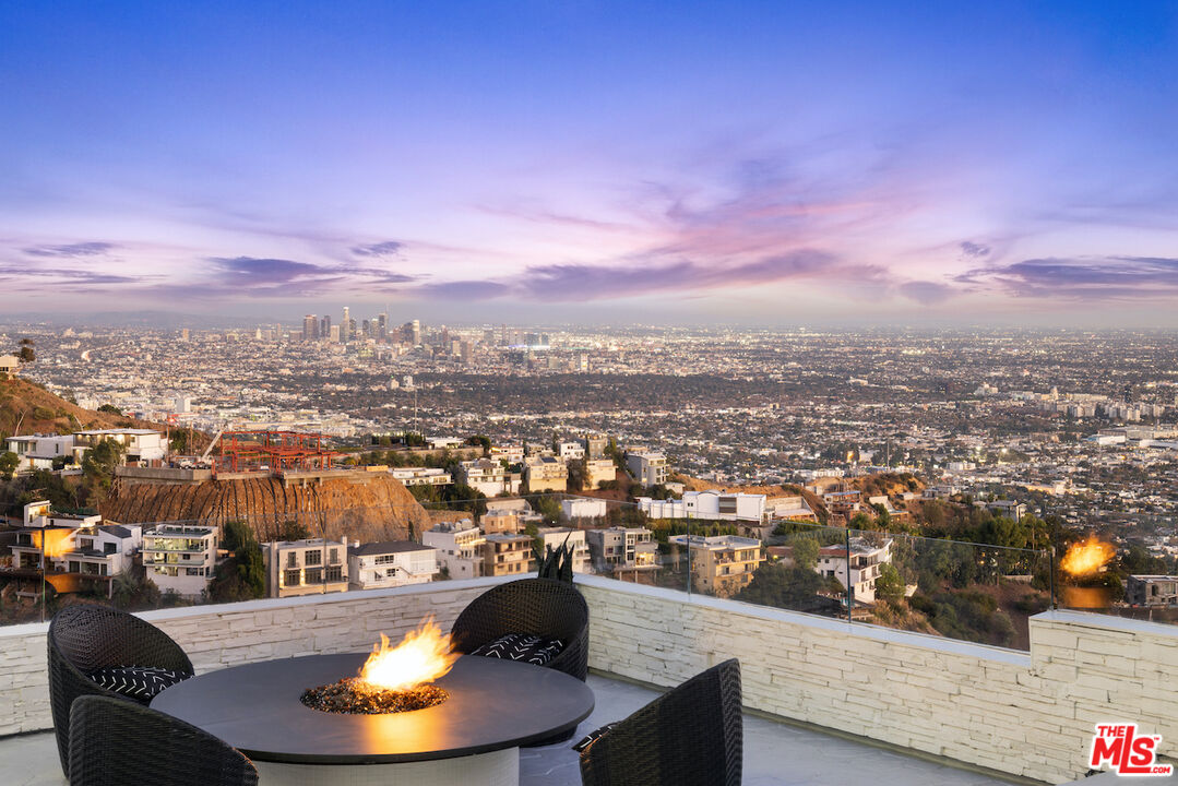 2231 Sunset Plaza Dr
