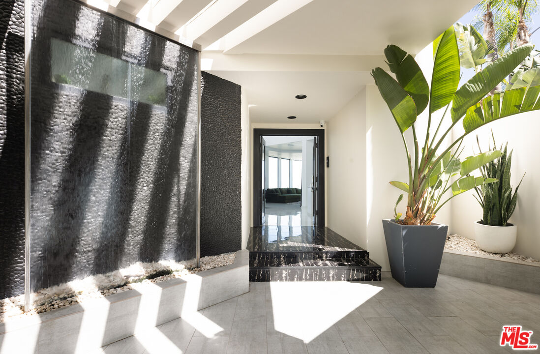 2231 Sunset Plaza Dr