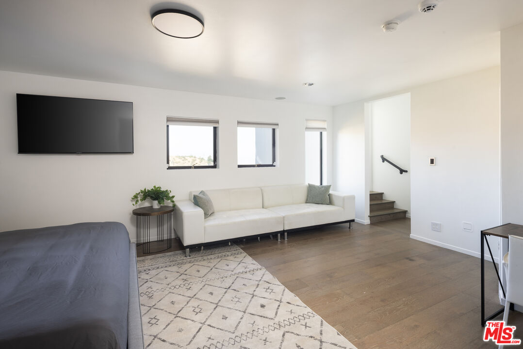 2231 Sunset Plaza Dr