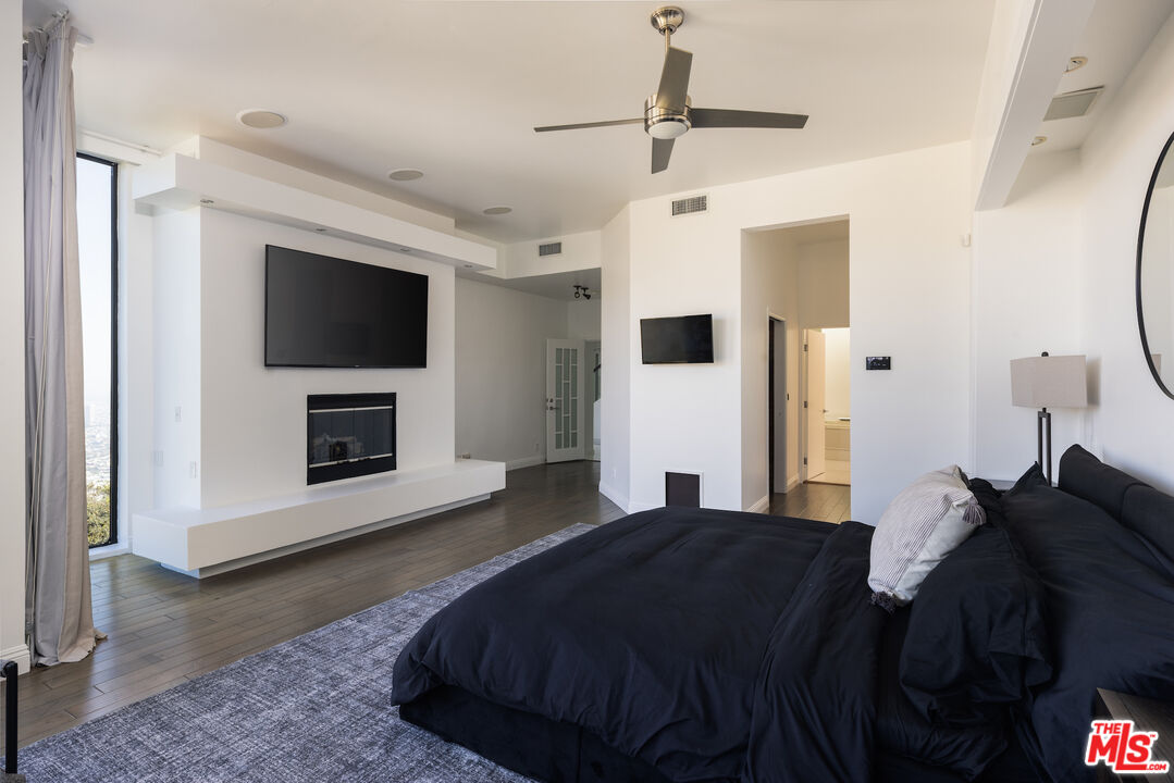 2231 Sunset Plaza Dr