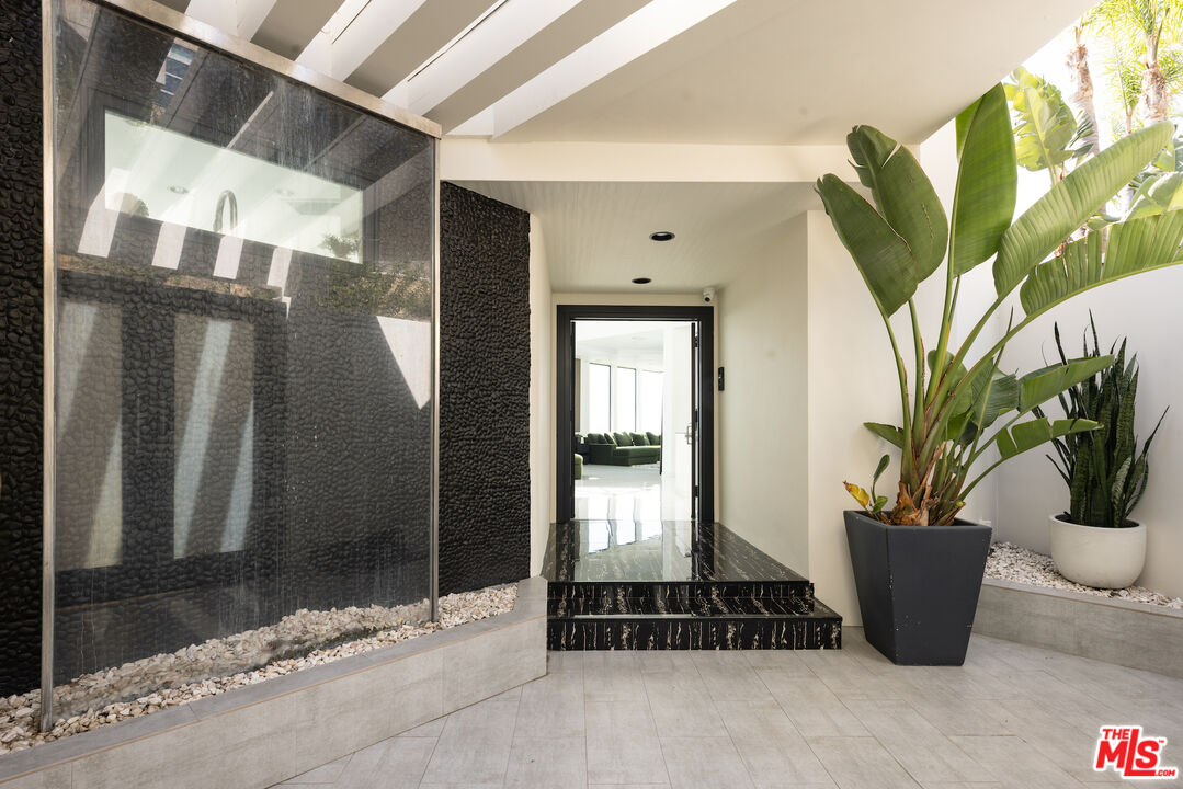 2231 Sunset Plaza Dr