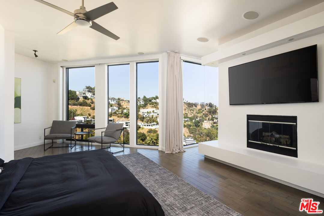 2231 Sunset Plaza Dr