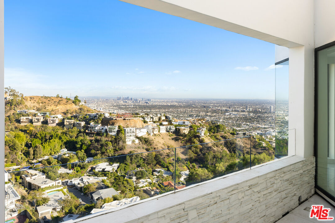 2231 Sunset Plaza Dr