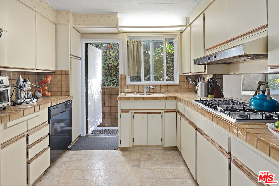 6501 Commodore Sloat Dr