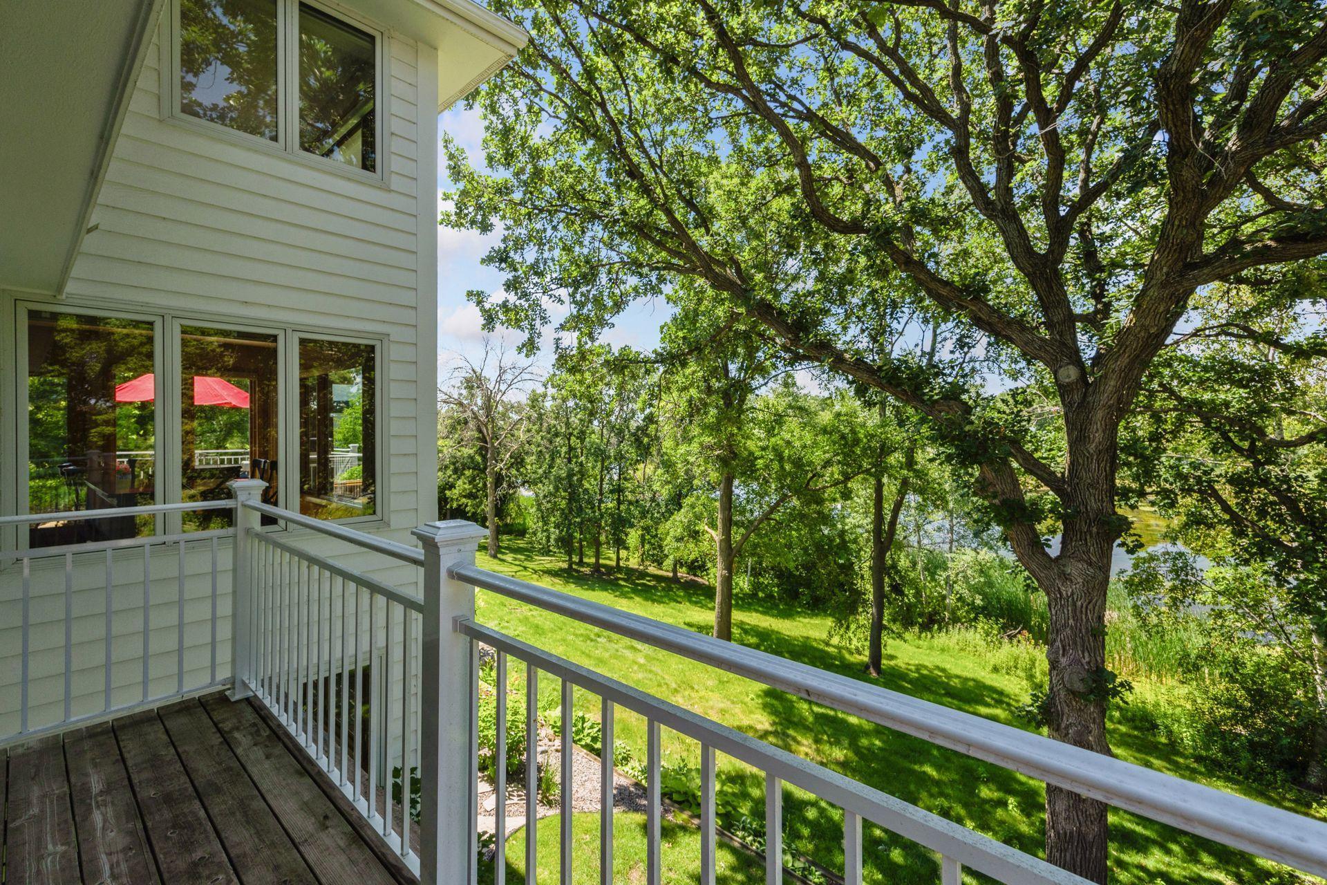 895 Mendakota Court