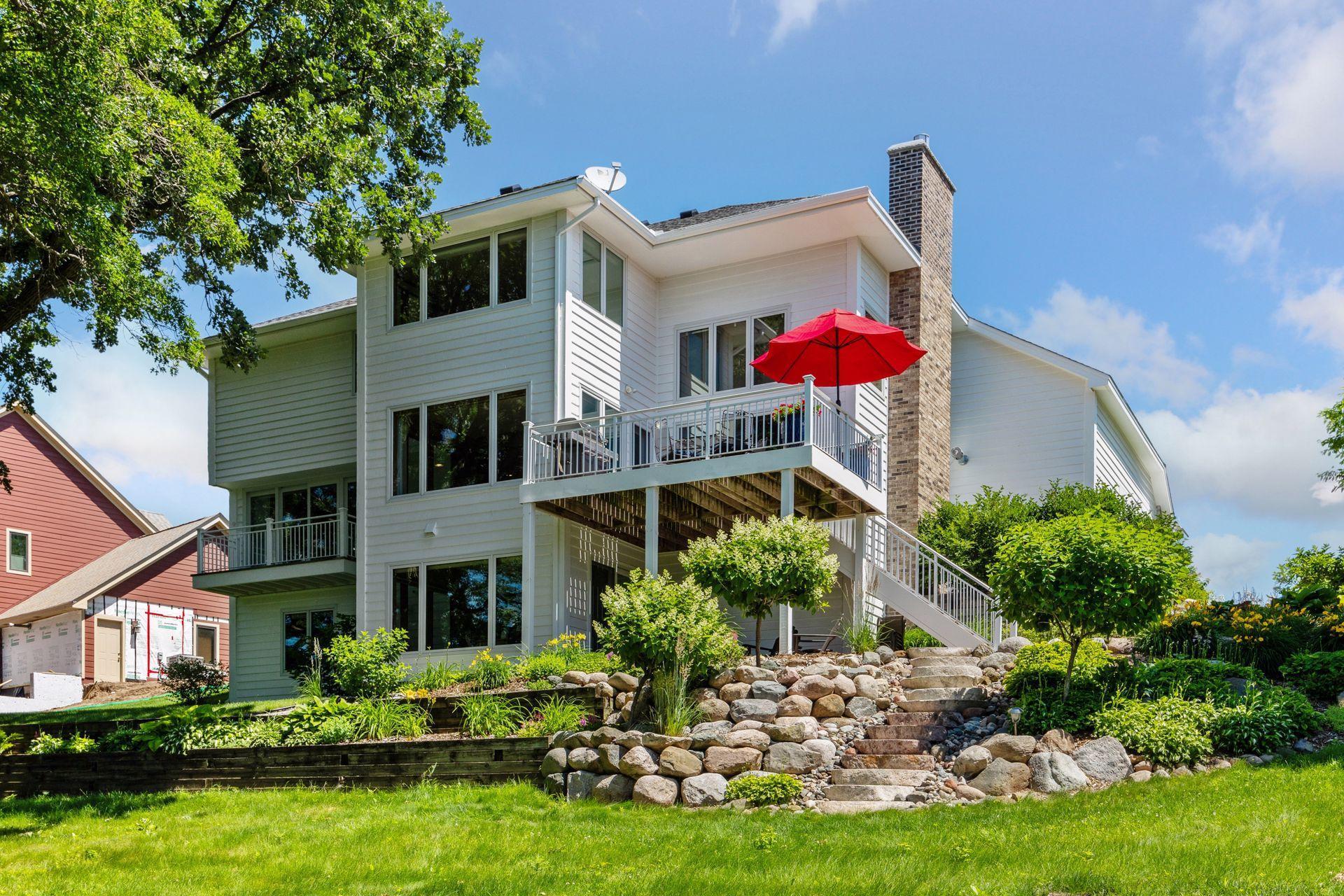 895 Mendakota Court