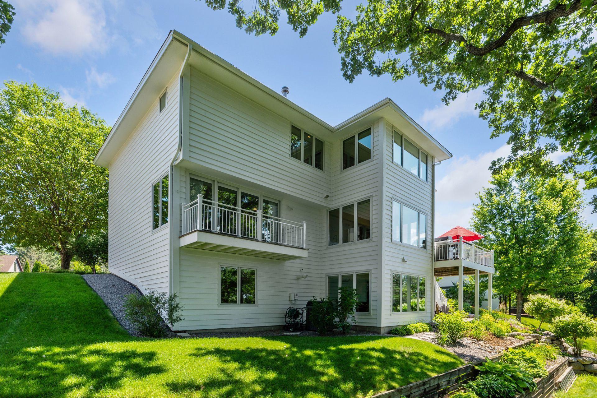 895 Mendakota Court