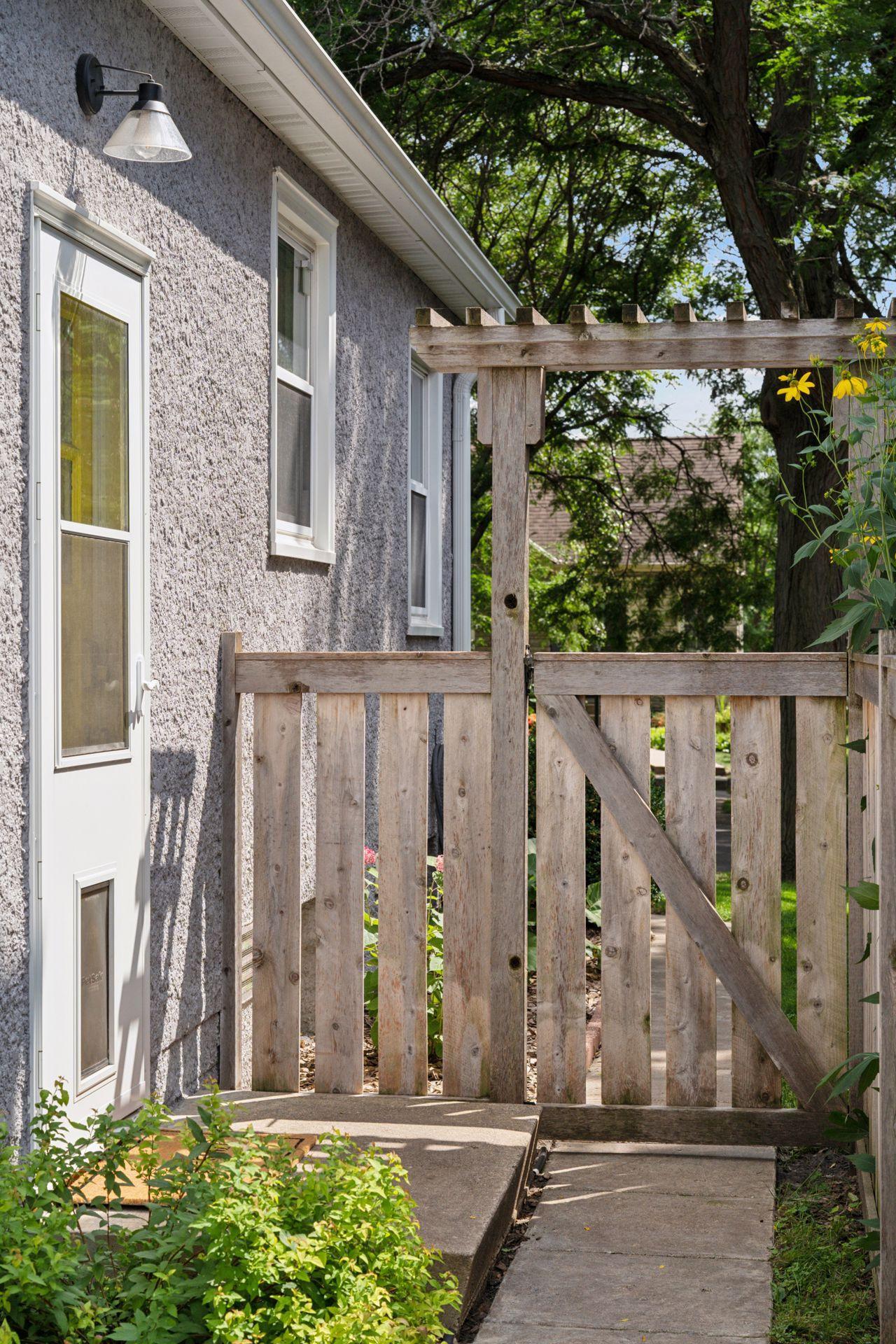 2135 Eleanor Avenue