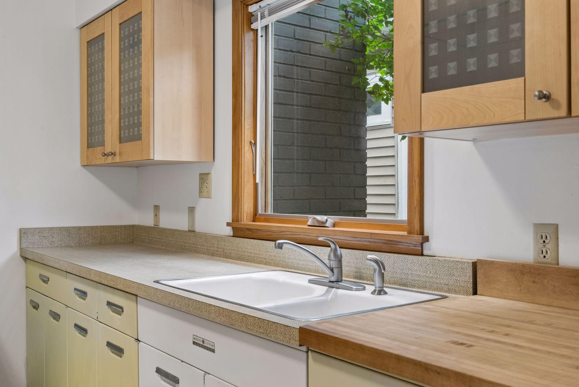 45 Albert Street S Unit: 4