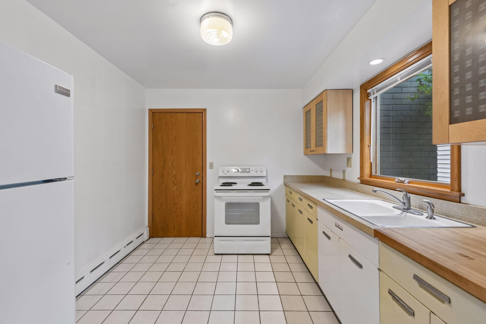 45 Albert Street S Unit: 4