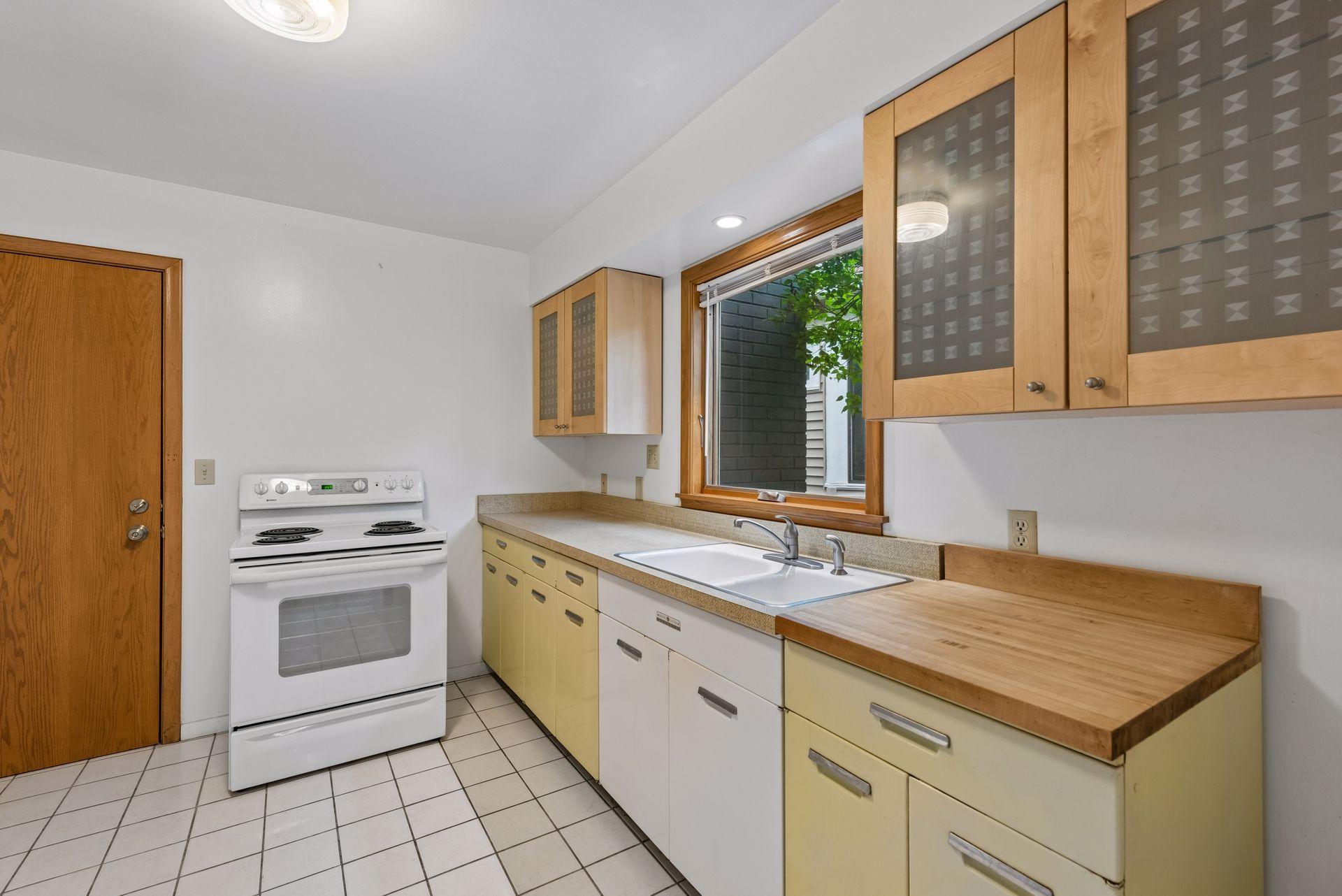 45 Albert Street S Unit: 4