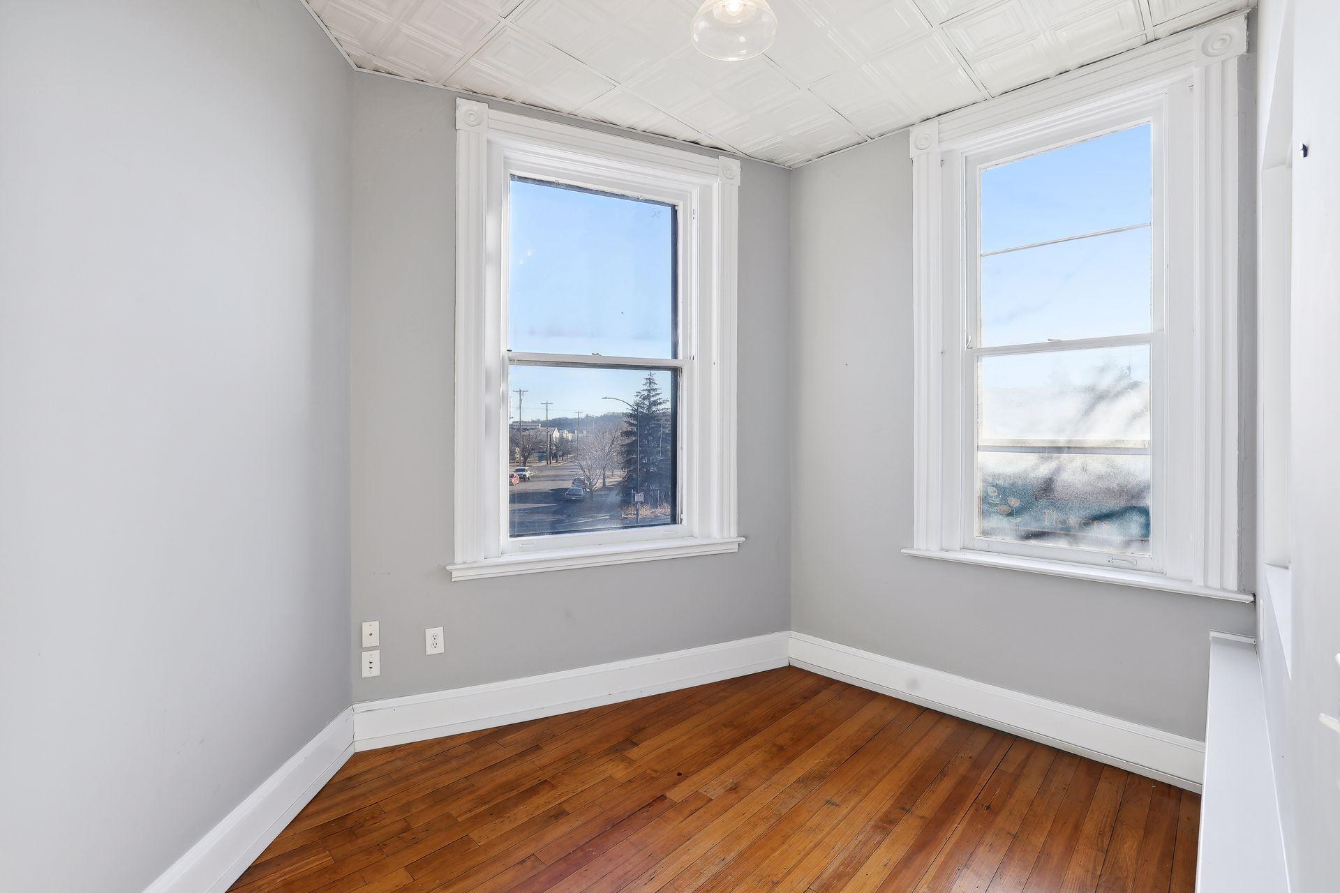 965 7th Street W