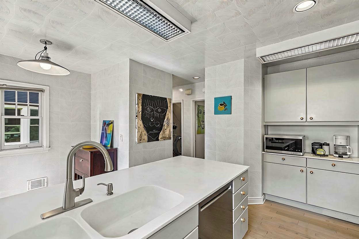1197 Como Boulevard W