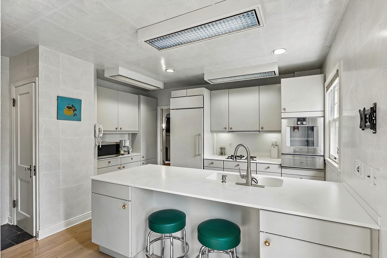 1197 Como Boulevard W