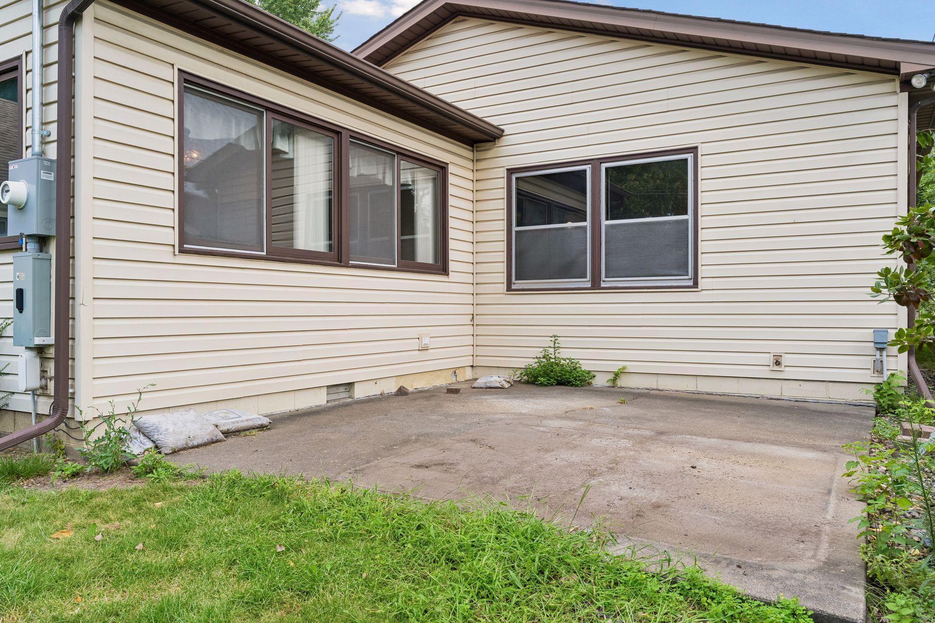 96 Orange Avenue W