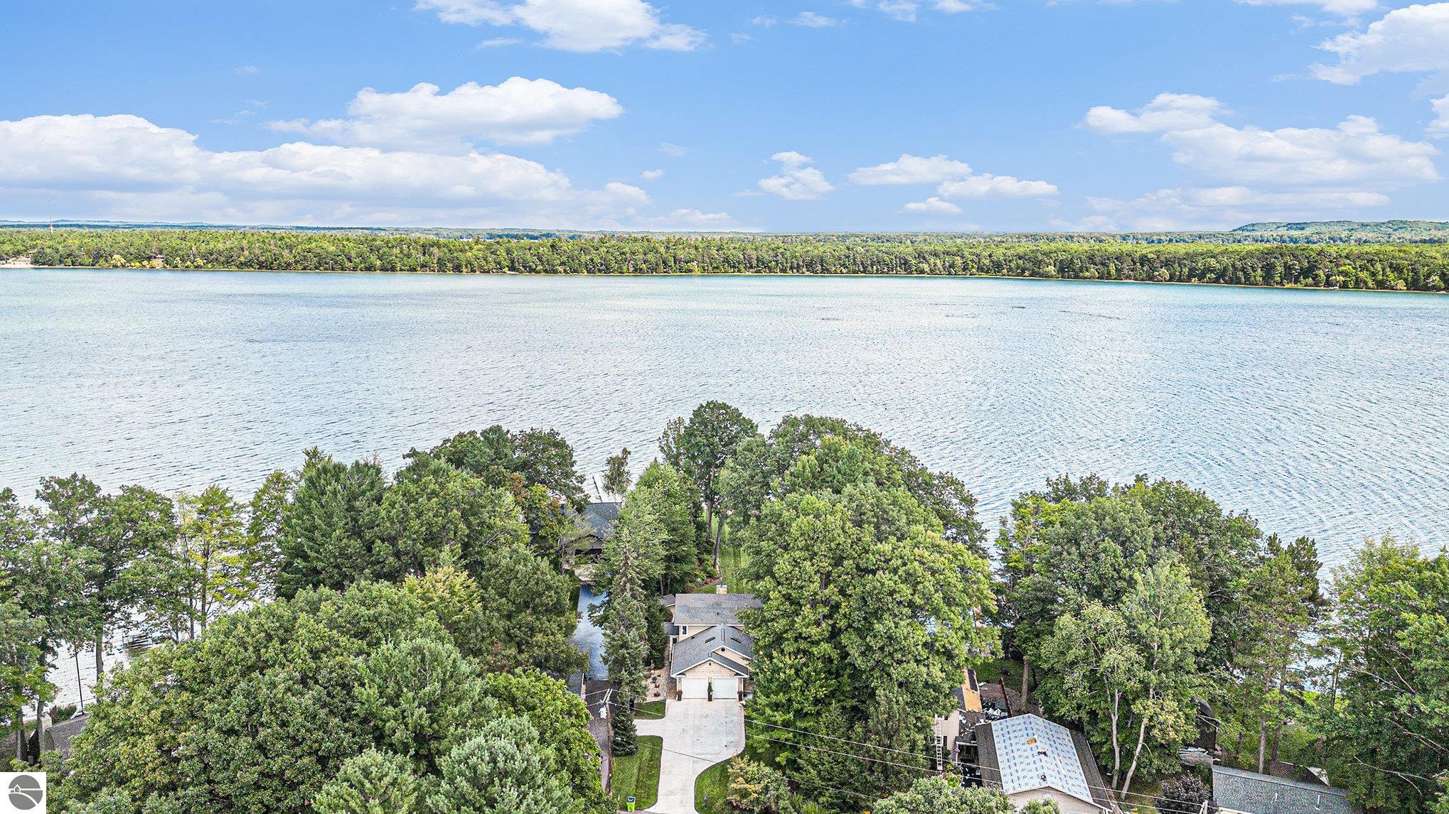 4911 Lakeview Drive