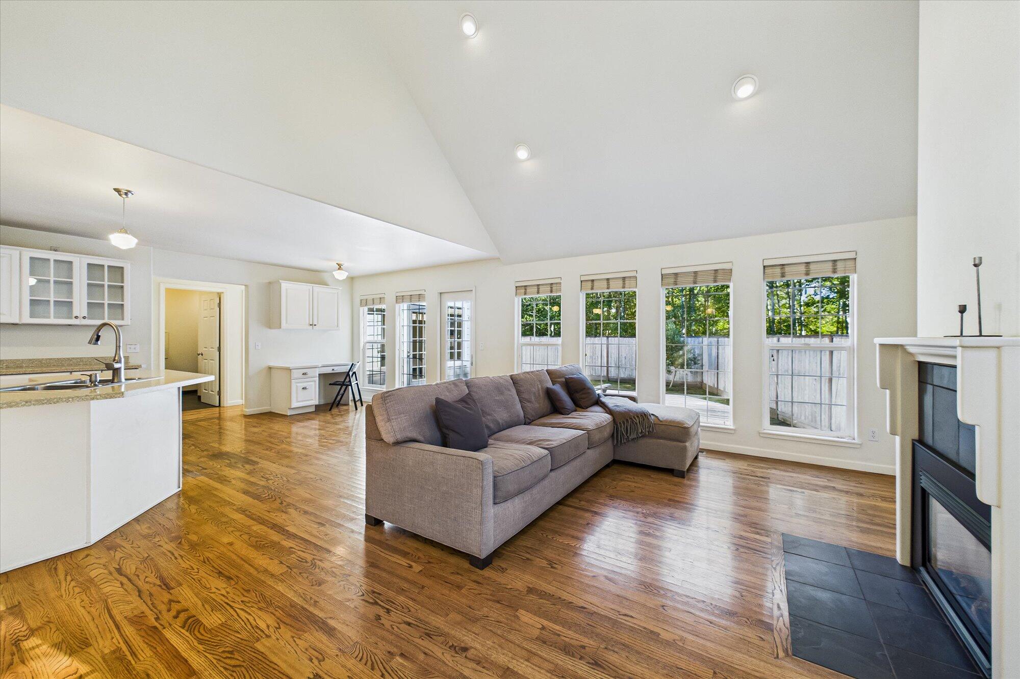 2700 Meadow Creek Way