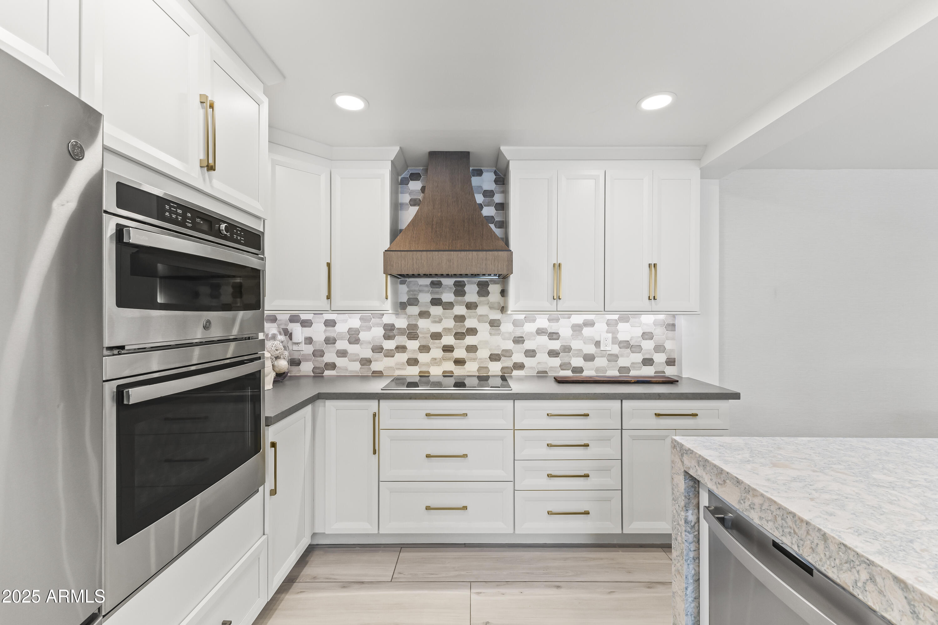 7258 E LOMA Lane
