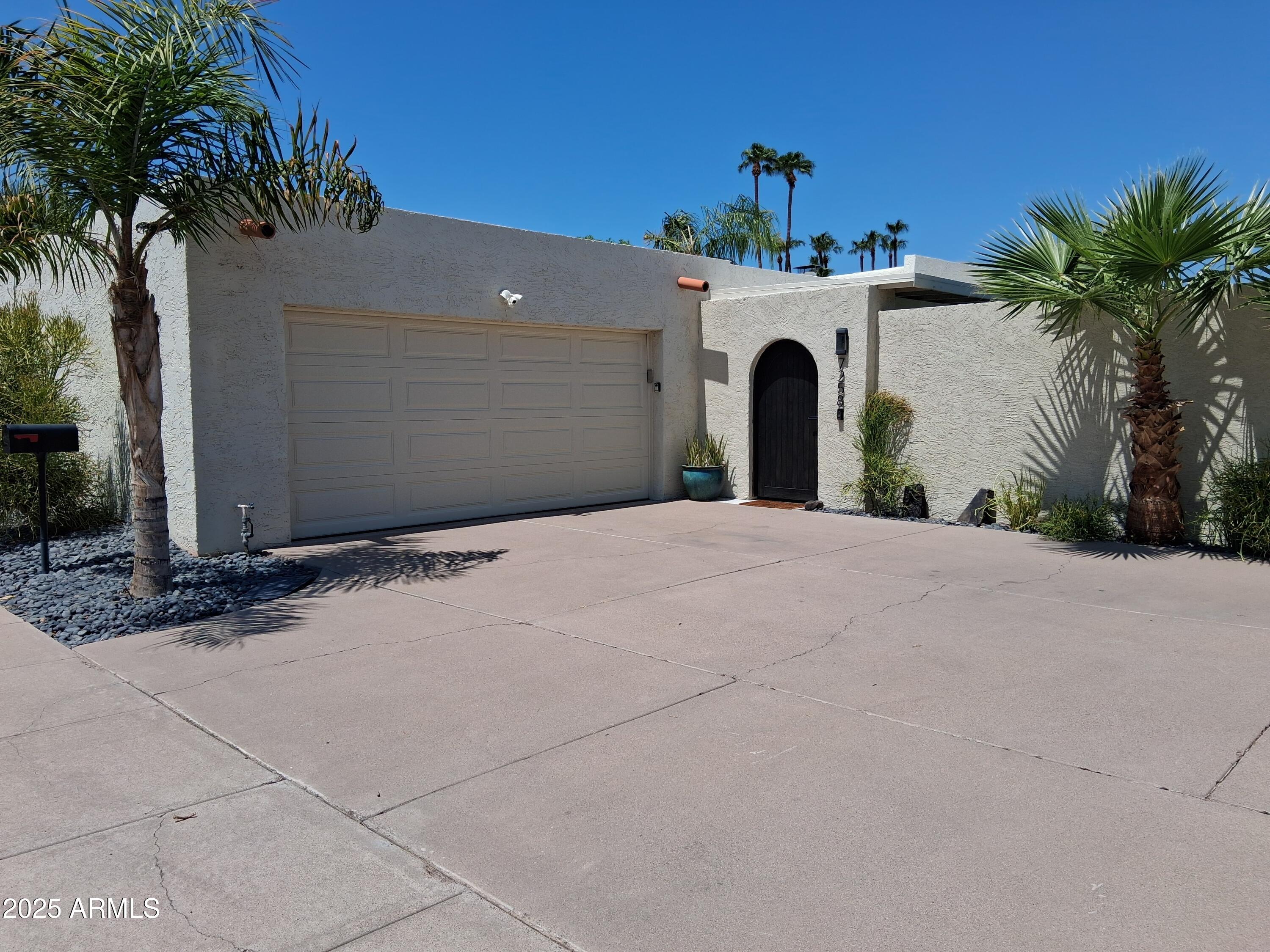 7258 E LOMA Lane