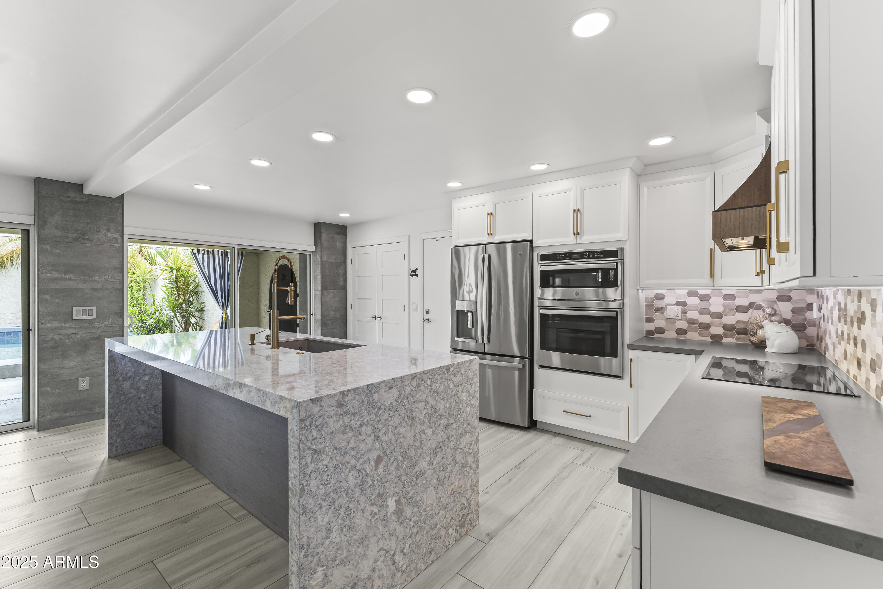 7258 E LOMA Lane