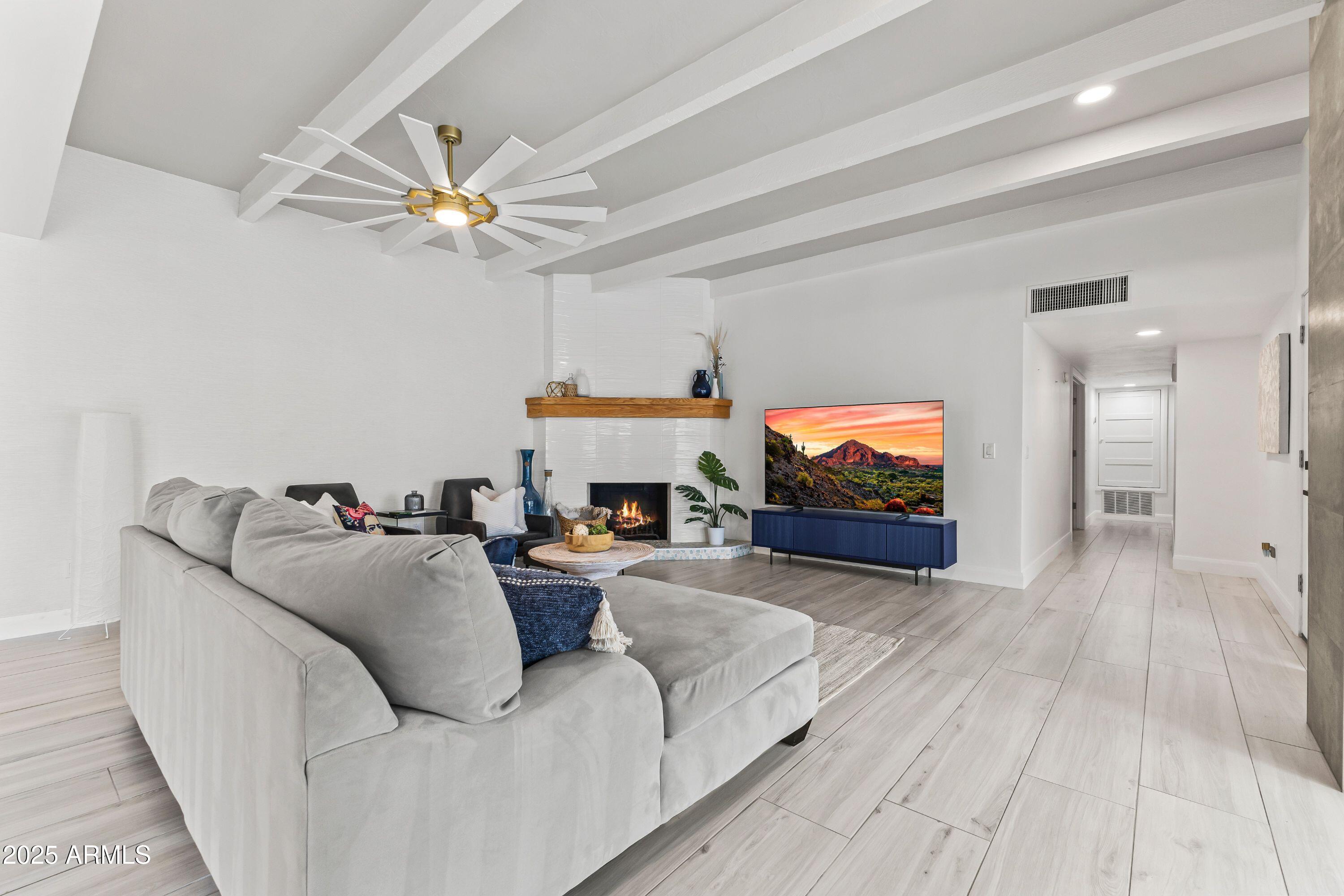 7258 E LOMA Lane